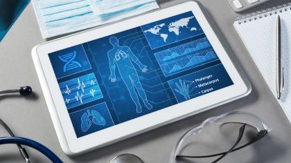 Digitales medizinisches Dashboard auf einem Tablet mit grafischer Darstellung des menschlichen Körpers, umgeben von medizinischem Zubehör wie Stethoskop, Schutzbrille, Maske und Notizblock.